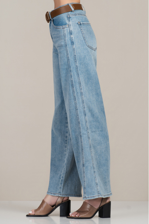 Дамски дънки от памук в светлосин деним с широк крачол и висока талия