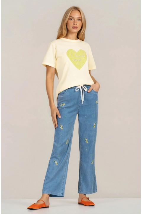 Дамски дънки от тънък син деним с еластична талия, връзки и бродирани цветенца