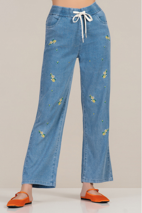 Дамски дънки от тънък син деним с еластична талия, връзки и бродирани цветенца
