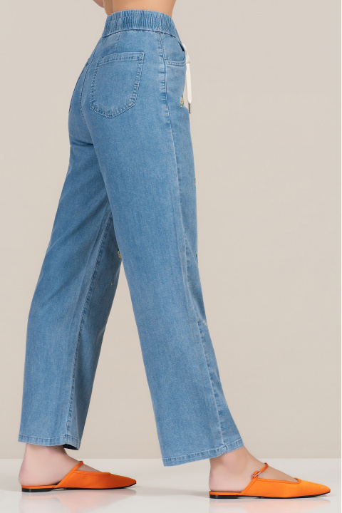 Дамски дънки от тънък син деним с еластична талия, връзки и бродирани цветенца