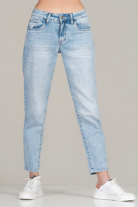 Дамски дънки с класическа кройка в светлосин цвят