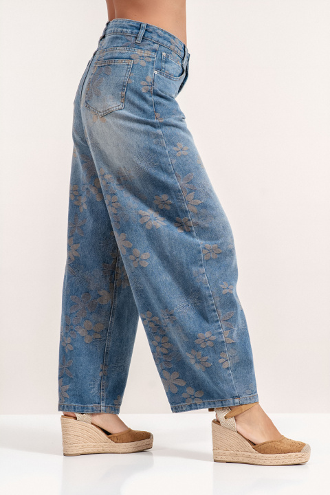 Дамски дънки с модерна кройка, кафяви цветя и избелен ефект