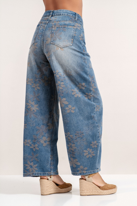 Дамски дънки с модерна кройка, кафяви цветя и избелен ефект