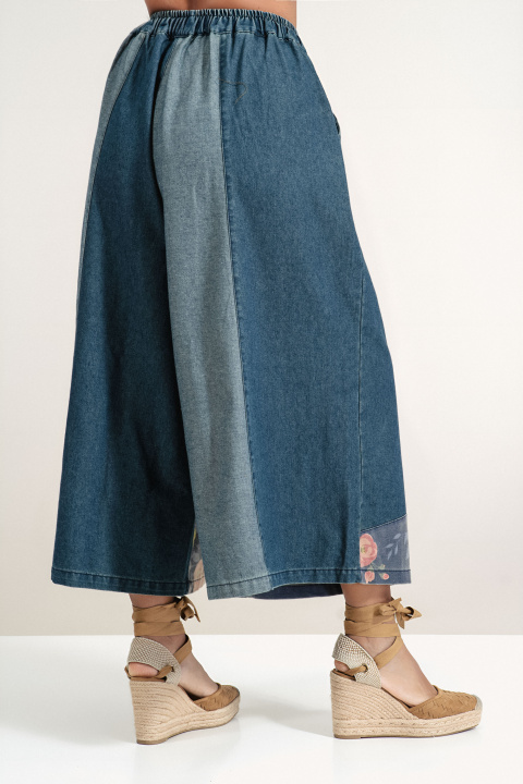 Дамски дънки с широк крачол, флорален кант в края и ластична талия