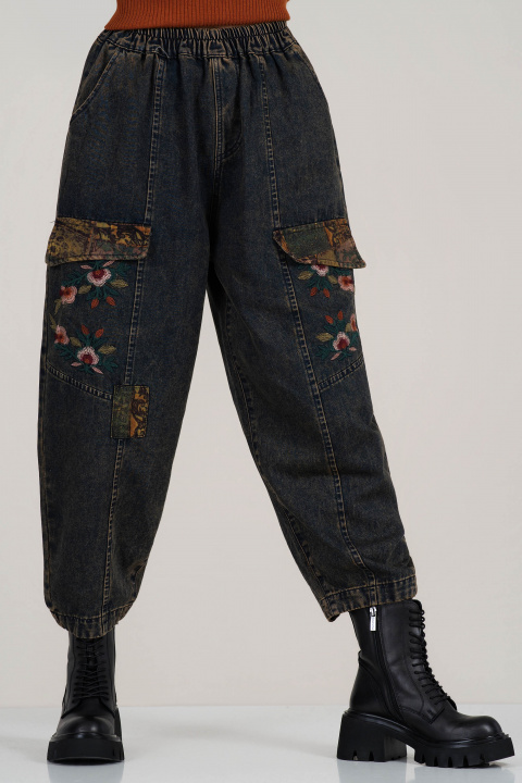 Дамски дънки с винтидж ефект, цветна бродерия и ластик в талията