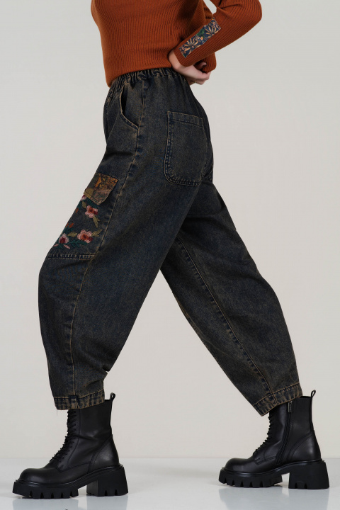 Дамски дънки с винтидж ефект, цветна бродерия и ластик в талията