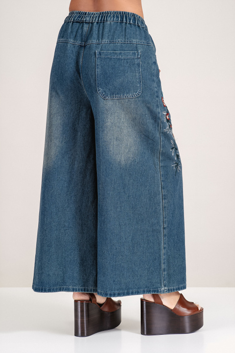 Дамски дънки със свободна кройка и флорална бродерия