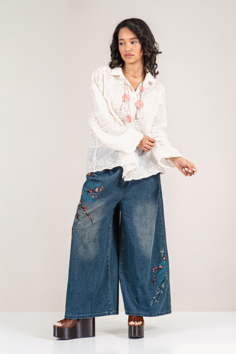 Дамски дънки със свободна кройка и флорална бродерия