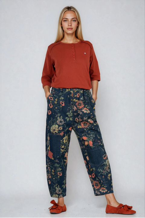 Дамски дънки тип бойфренд с цветен флорален принт и ластик в талията