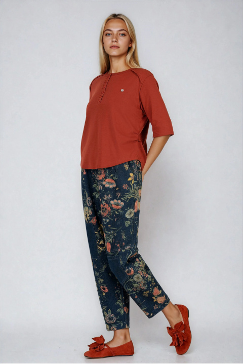 Дамски дънки тип бойфренд с цветен флорален принт и ластик в талията