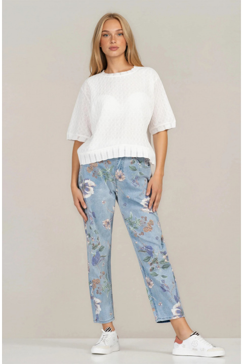 Дамски дънки тип бойфренд в светлосиньо с флорален принт