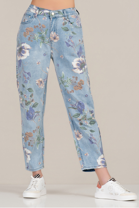 Дамски дънки тип бойфренд в светлосиньо с флорален принт