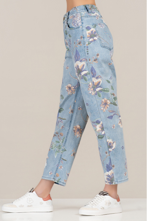 Дамски дънки тип бойфренд в светлосиньо с флорален принт
