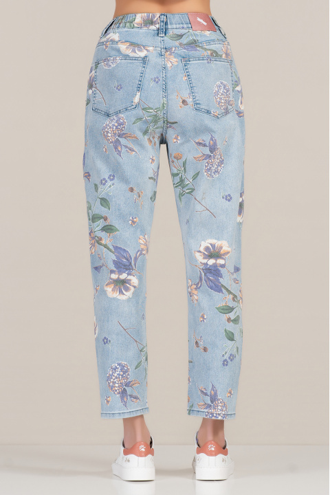 Дамски дънки тип бойфренд в светлосиньо с флорален принт