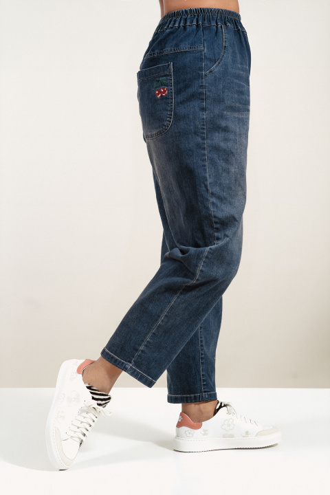 Дамски дънки в класически син цвят, ластик в талията и бродерия череши