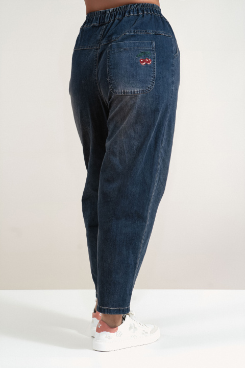 Дамски дънки в класически син цвят, ластик в талията и бродерия череши