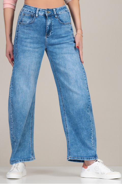 Дамски дънки в син цвят с широк силует и стандартна талия