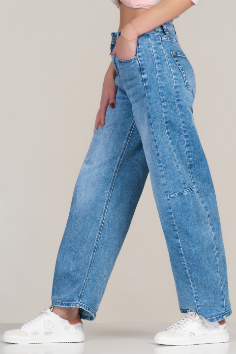 Дамски дънки в син цвят с широк силует и стандартна талия