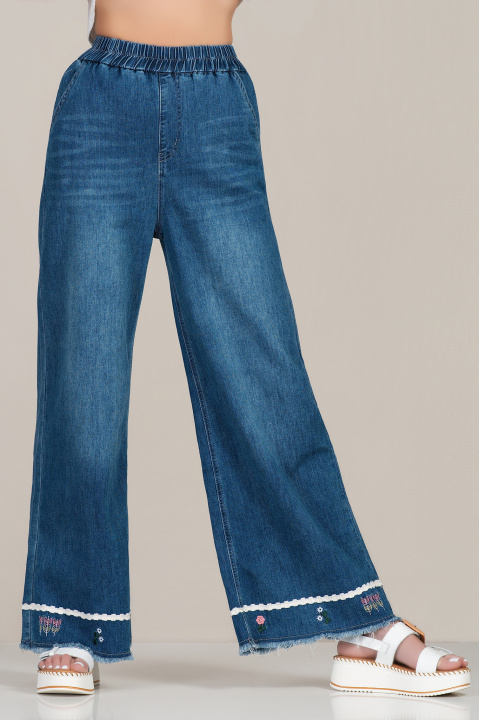 Дамски дънки в синьо с еластична талия и флорална бродерия в края