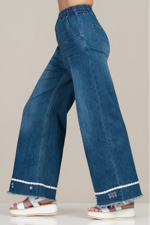 Дамски дънки в синьо с еластична талия и флорална бродерия в края