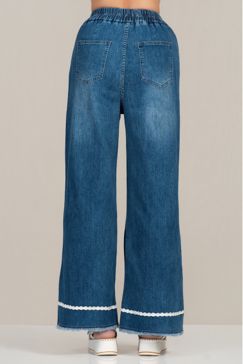 Дамски дънки в синьо с еластична талия и флорална бродерия в края