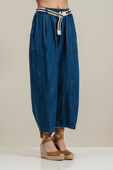Дамски дънки в синьо с ластик в талията, колан и широка кройка