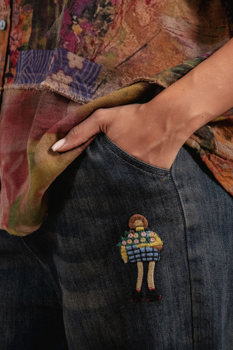 Дамски дънки в синьо с ластик в талията с малка бродерия отпред и на задния джоб