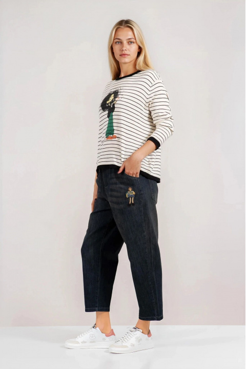 Дамски дънки в синьо с ластик в талията с малка бродерия отпред и на задния джоб