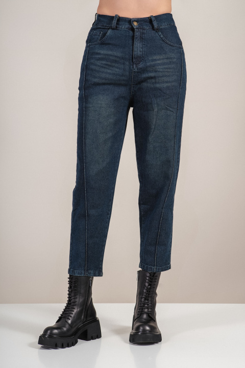 Дамски дънки в синьо със свободен силует и диагонален кант