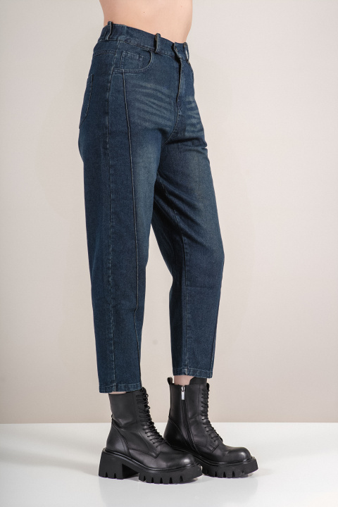 Дамски дънки в синьо със свободен силует и диагонален кант