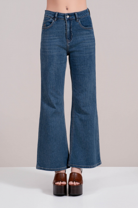 Дамски дънки в синьо тип чарлстон с декоративни кантове и малък бродиран детайл