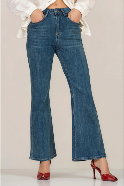 Дамски дънки в синьо тип чарлстон с декоративни кантове и малък бродиран детайл