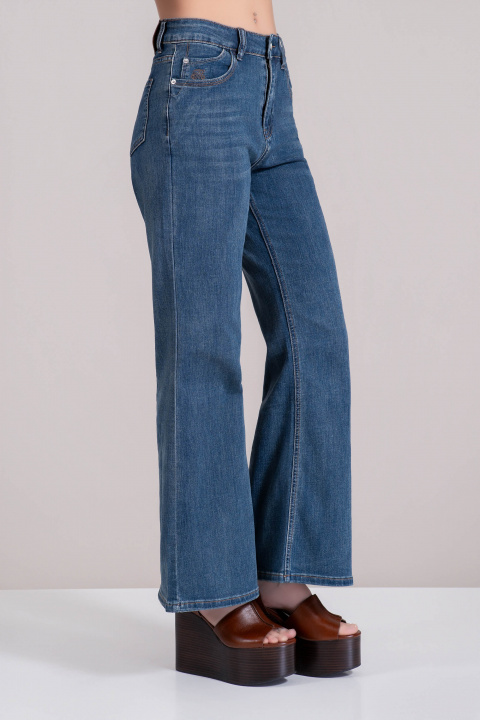 Дамски дънки в синьо тип чарлстон с декоративни кантове и малък бродиран детайл