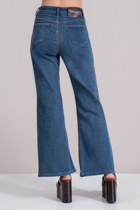 Дамски дънки в синьо тип чарлстон с декоративни кантове и малък бродиран детайл