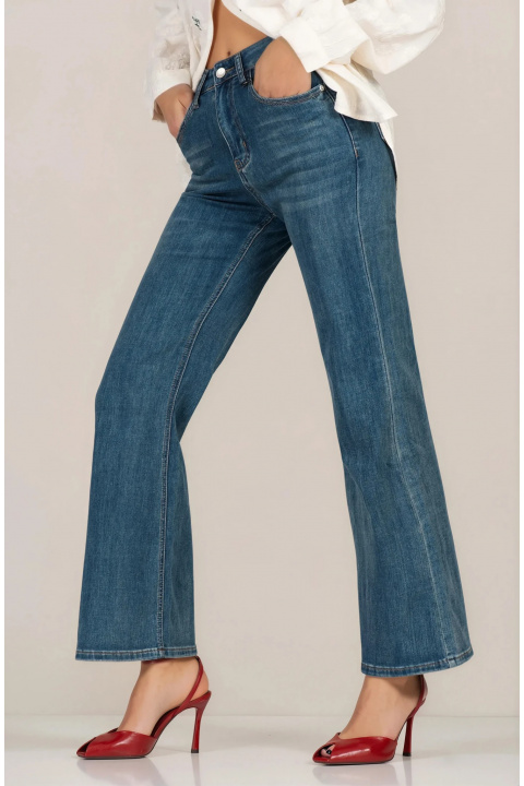 Дамски дънки в синьо тип чарлстон с декоративни кантове и малък бродиран детайл