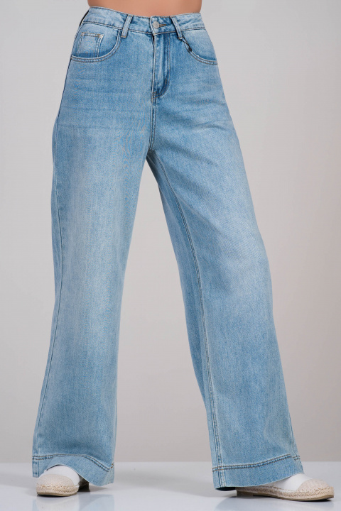 Дамски ултра еластични дънки в светлосин цвят с широк крачол