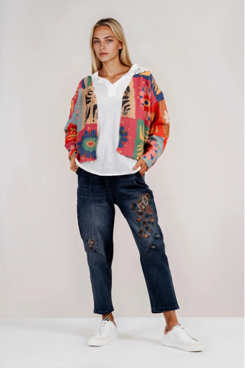 Дамски дънки в тъмносиньо с флоралана бродерия и ластик в талията