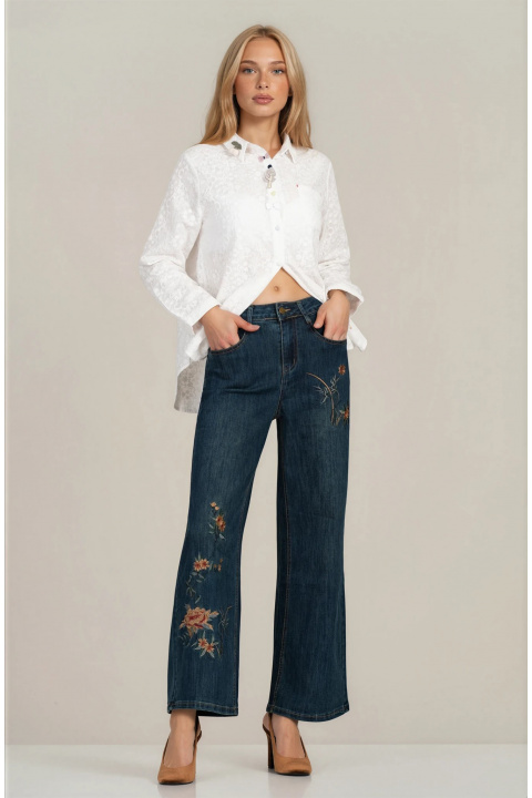 Дамски дънки в тъмносиньо с флорална бродерия и широк крачол