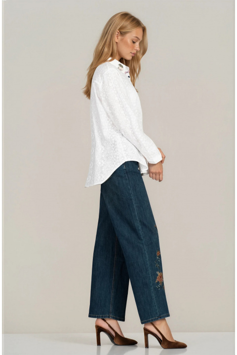 Дамски дънки в тъмносиньо с флорална бродерия и широк крачол