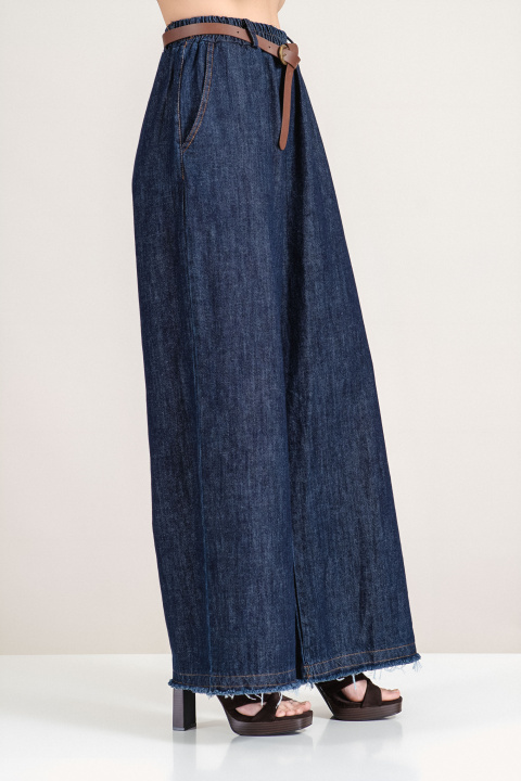 Дамски дънки в тъмносиньо с широк крачол с накъсвания в края и допълнителен колан