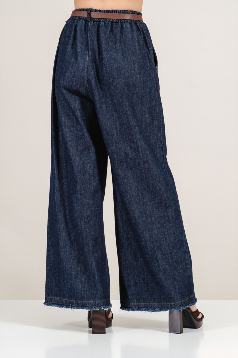 Дамски дънки в тъмносиньо с широк крачол с накъсвания в края и допълнителен колан