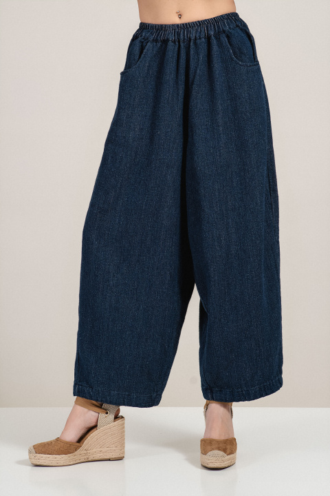 Дамски дънков панталон от памук в тъмносиньо с ластик в талията и широк крачол