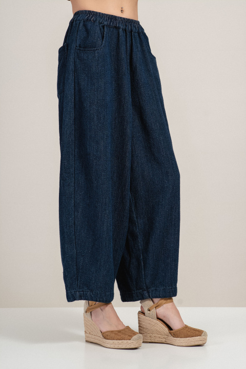 Дамски дънков панталон от памук в тъмносиньо с ластик в талията и широк крачол