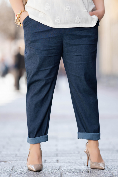 Дамски еластичен панталон в тъмносиньо с кърдички по джобовете