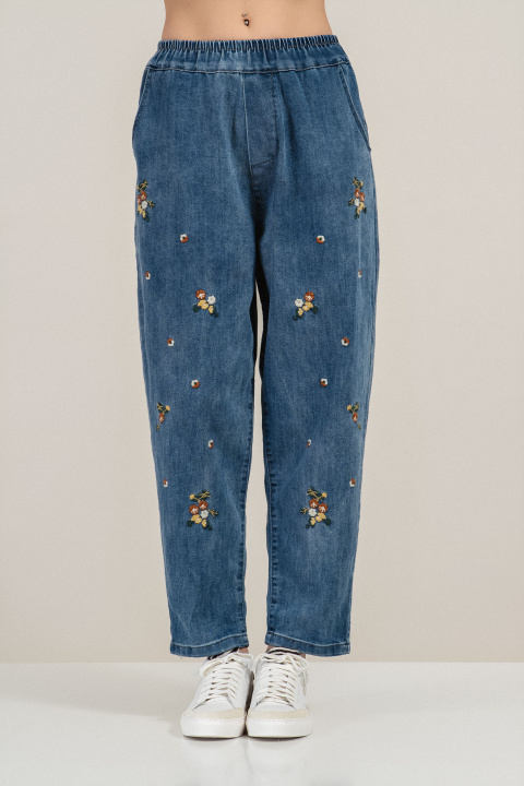 Дамски еластични дънки в синьо с флорална бродерия и ластик в талията