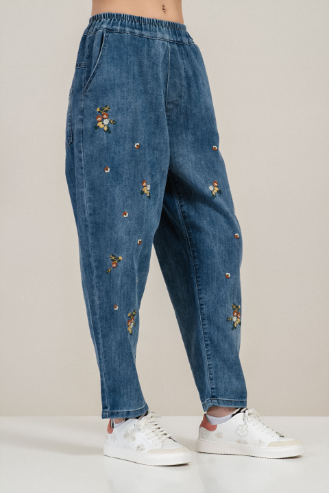 Дамски еластични дънки в синьо с флорална бродерия и ластик в талията