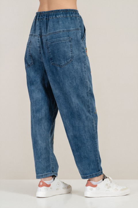 Дамски еластични дънки в синьо с флорална бродерия и ластик в талията