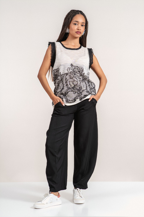 Дамски елегантен панталон в черно с колан и свободена кройка