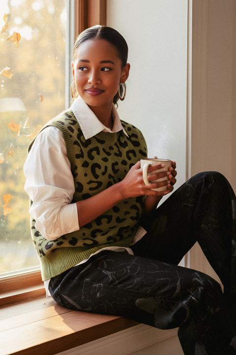 Дамски елек ''Dragonfly'' от фино плетиво в зелено с черен леопардов принт