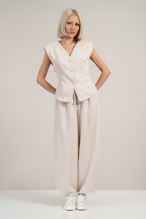 Дамски елек в светлобежово с вталена линия и остро деколте